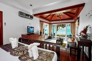 Beachfront Pool Villa | Opholdsområde | 32-tommers tv med kabelkanaler, pejs, dvd-afspiller