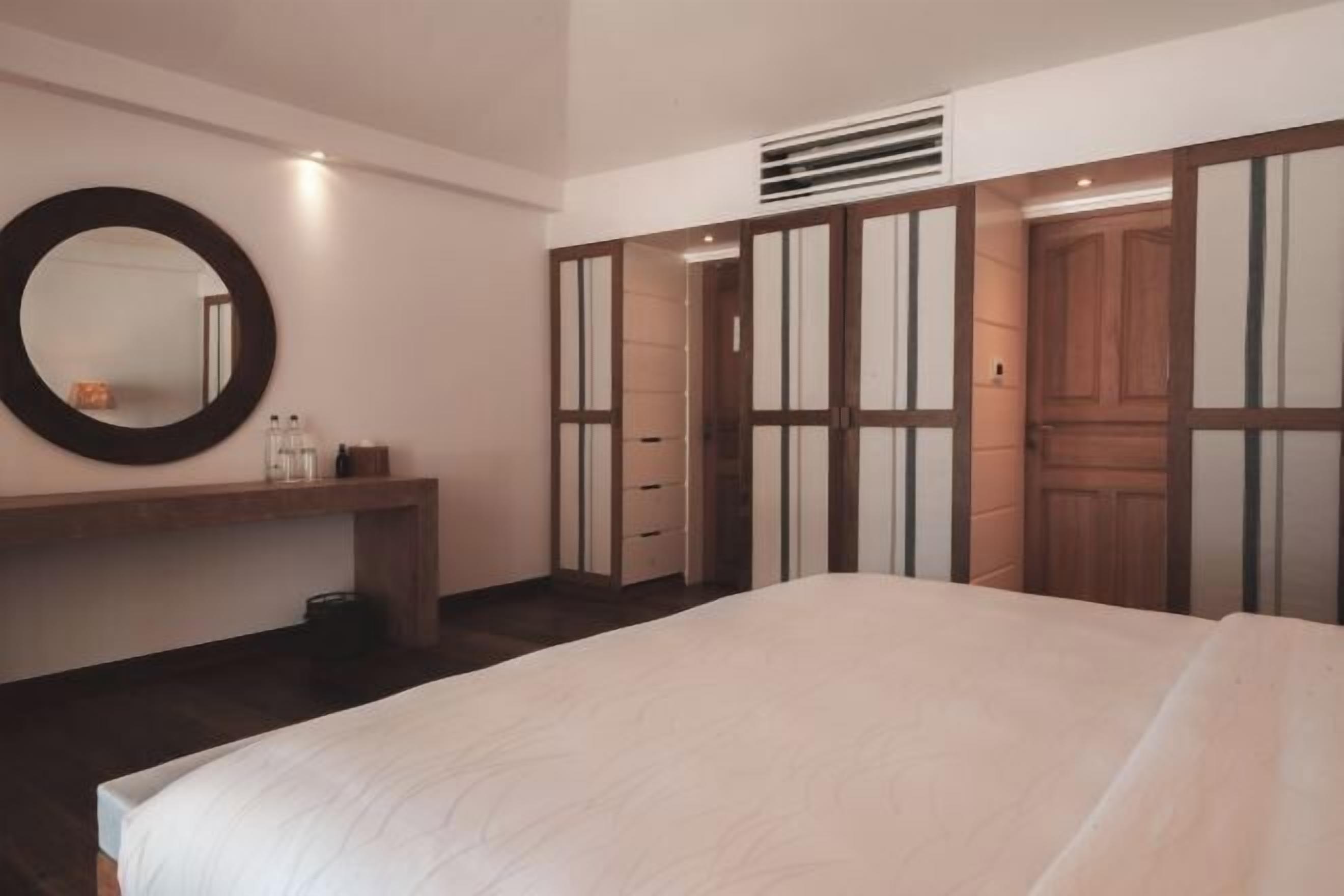 Free minibar, in-room safe, desk, free cots/infant beds