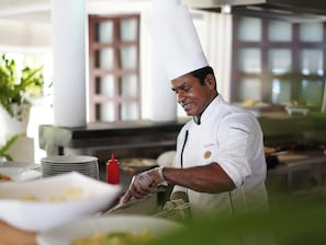 Hi ha 5 restaurants i s'hi serveixen esmorzars; plats de cuina local