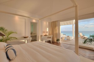 Villa, frente al mar | Minibar con artículos gratuitos, caja fuerte, escritorio