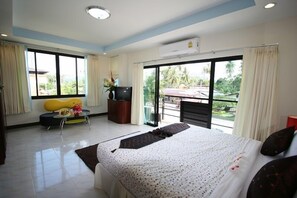 Deluxe kamer | Een minibar, een kluis op de kamer, individueel gemeubileerd, een bureau