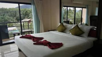 Frigobar, cofres nos quartos, individualmente mobiliados, escrivaninha