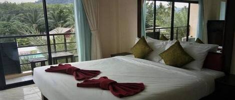 Minibar, caja de seguridad en la habitación y muebles diferentes