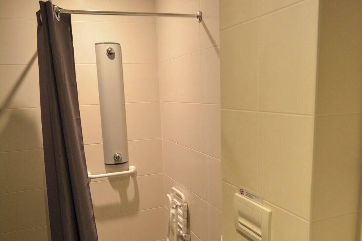 Habitación clásica | Baño | Tina con regadera, toallas, jabón, papel de baño