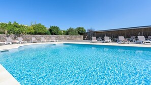 Piscine extérieure (ouverte en saison), parasols de plage