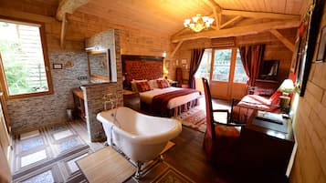 Stuga Standard | Värdeförvaringsskåp på rummet, skrivbord och mörkläggningsgardiner