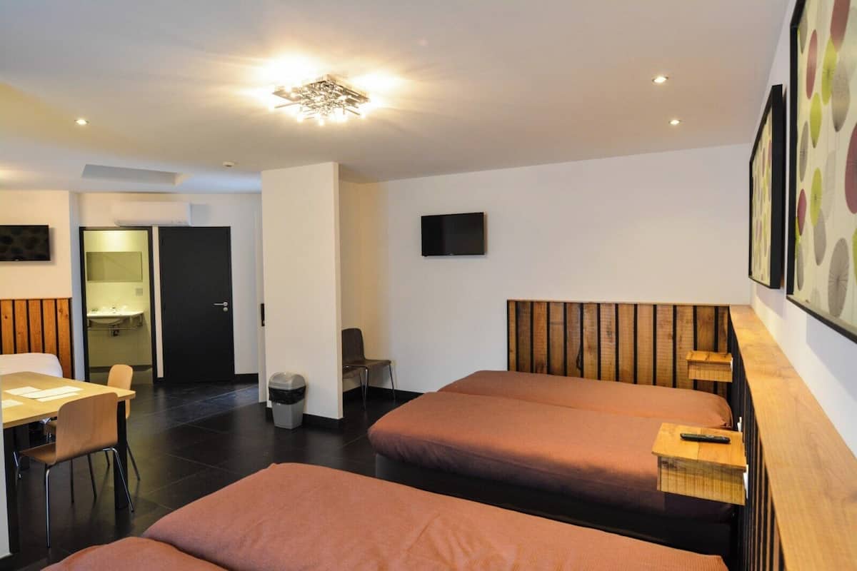 RELAIS CHAMBRE FAMILIALE 1 à 6 personnes | In-room safe, desk, blackout drapes, soundproofing