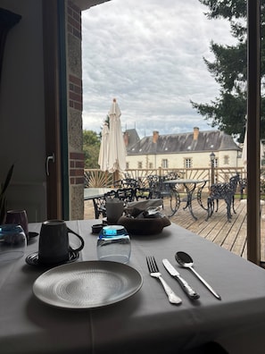Petit déjeuner buffet (15 EUR par personne)