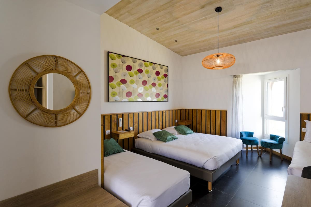 Habitación estándar, varias camas, vista al jardín | Caja de seguridad en la habitación, escritorio y cortinas blackout