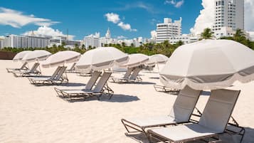 Ubicación a pie de playa, cabañas de playa, tumbonas y toallas de playa