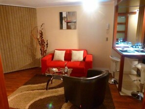 标准房 | 起居区 | 40-英寸液晶电视 （配备有线频道）、电视