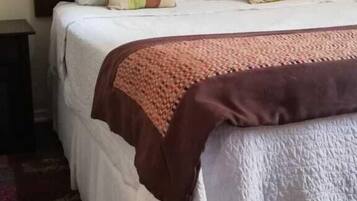 Suite estándar | Caja de seguridad en la habitación y decoración personalizada