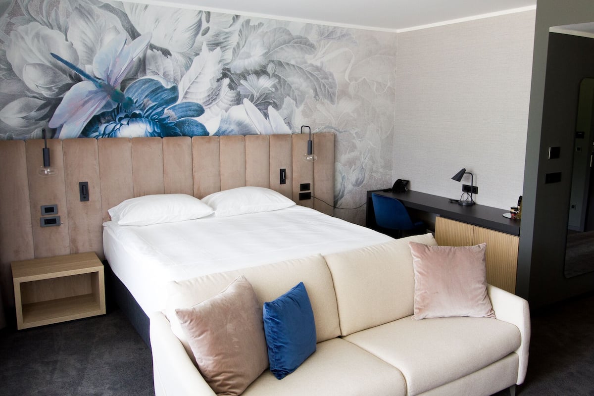 Junior suite | Hypoallergeen beddengoed, een kluis op de kamer, een bureau