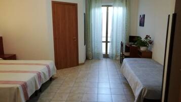 Economy-huone, pohjakerroksessa | Työpöytä, vuodevaatteet, pääsy pyörätuolilla