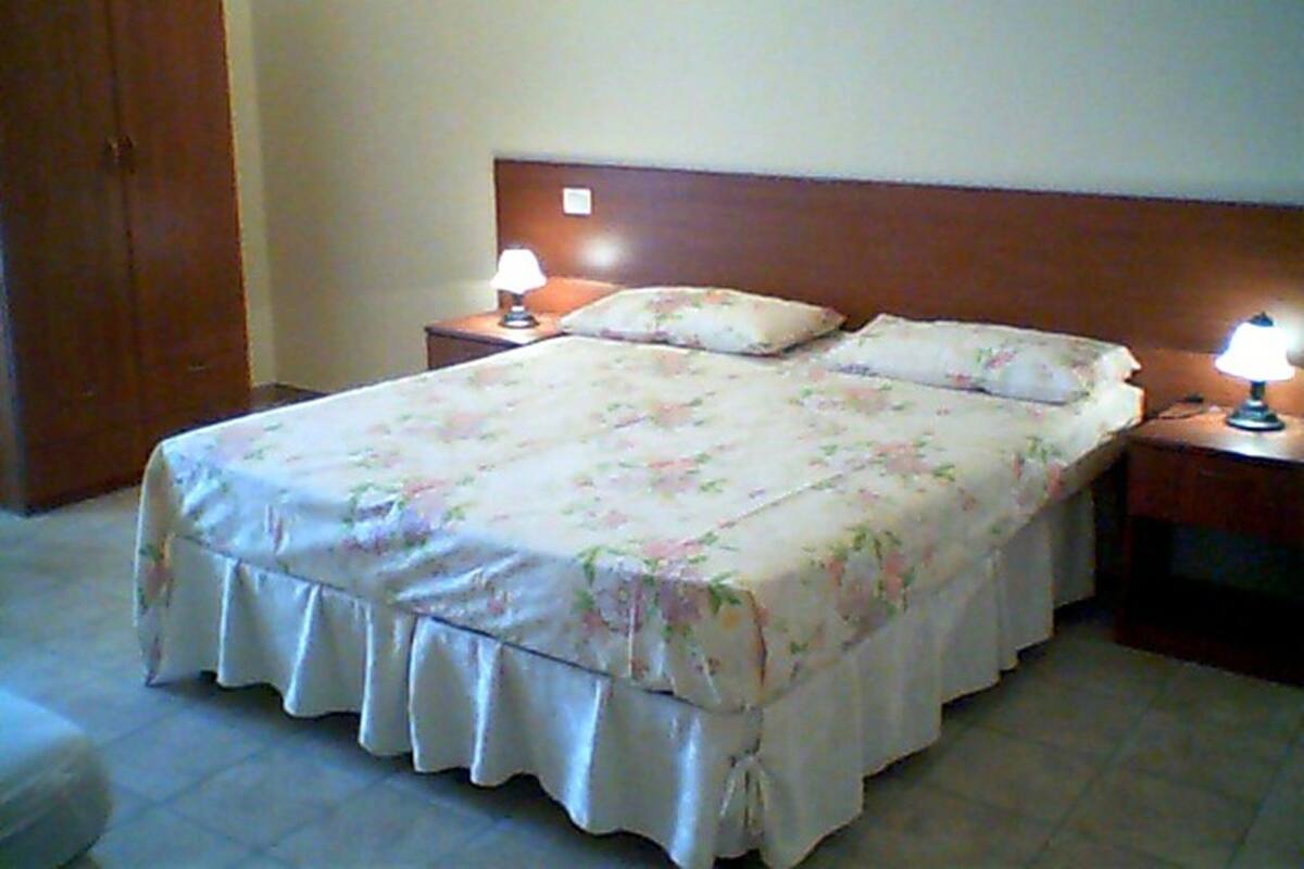 Desk, bed sheets, wheelchair access