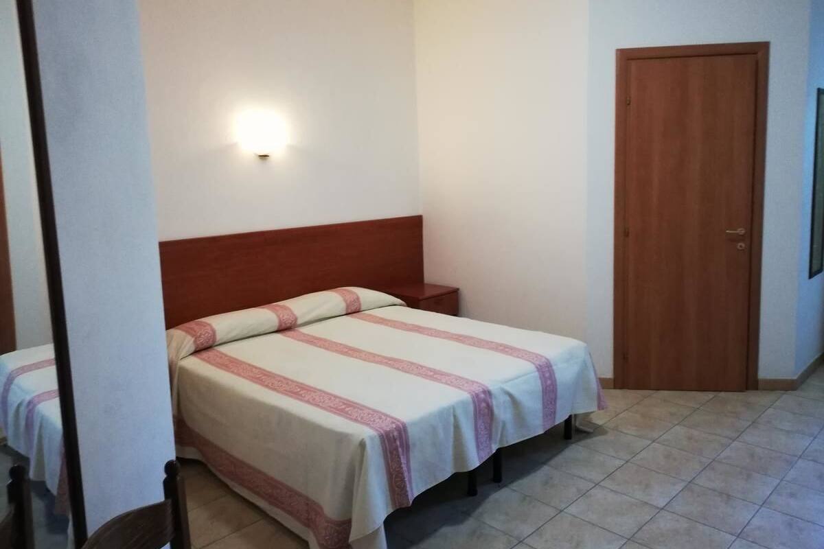 Desk, bed sheets, wheelchair access