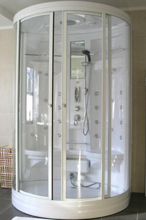 Habitación Business doble, balcón | Ducha del cuarto de baño