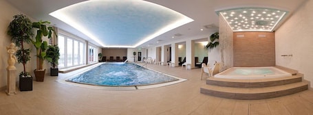Innenpool. Hotel Karpatsky Dvor