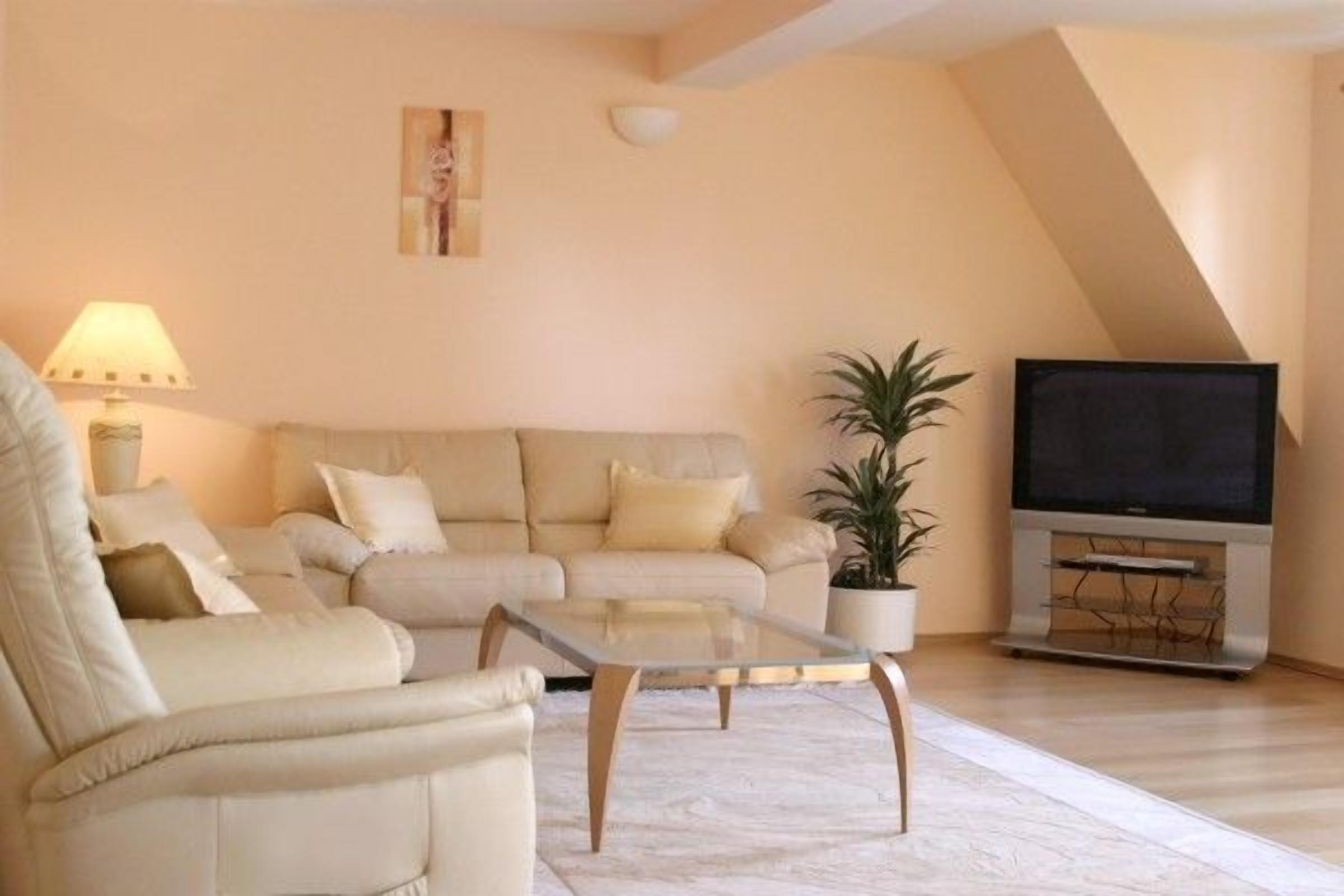 suite | living room | flat-screen tv