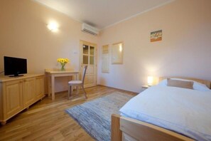 Tabla de planchar con plancha, wifi gratis y ropa de cama 