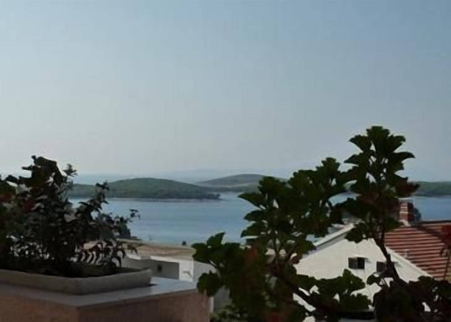 Une vue sur la côte, avec un bâtiment et une étendue d’eau.