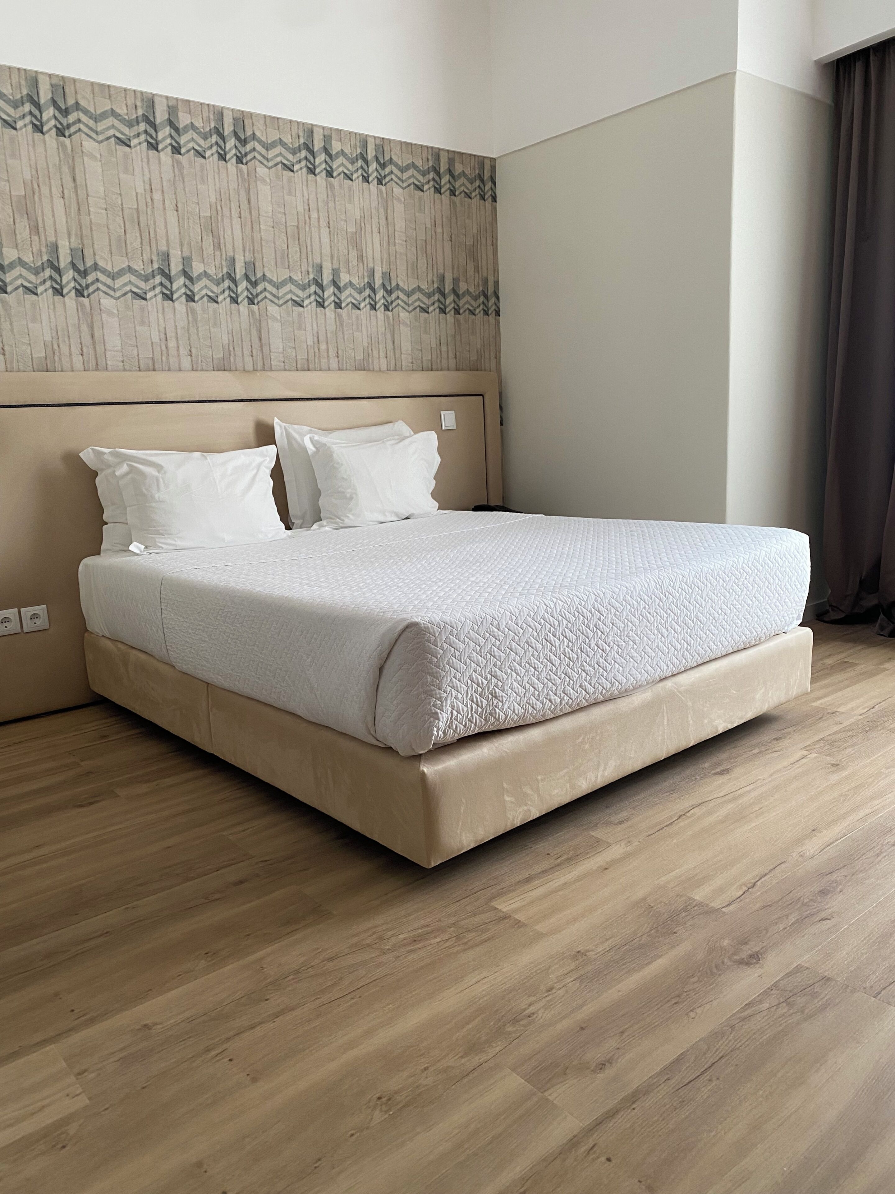 Superior Double Room | Minibar, in-room safe, desk, blackout drapes