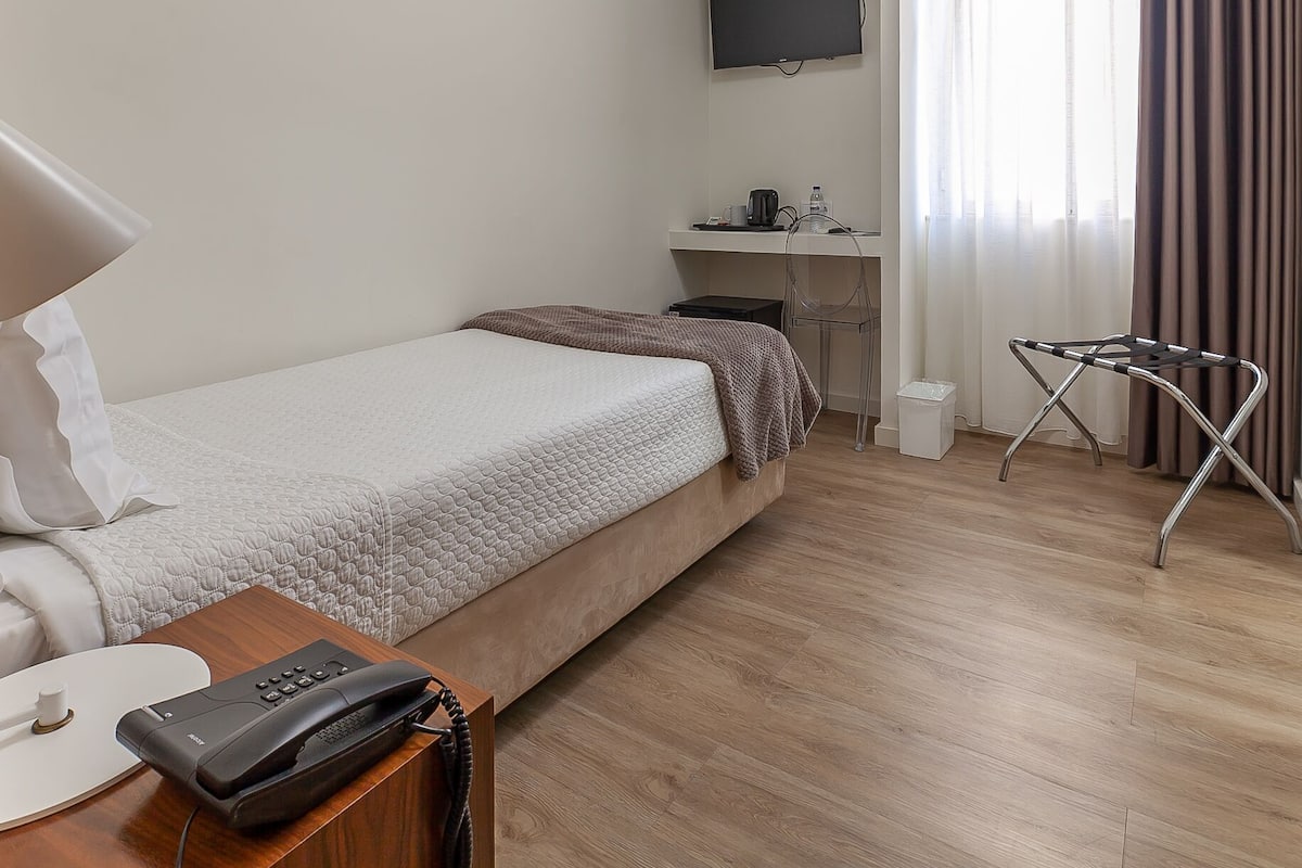 Standard Single Room | Bar mini, peti besi dalam bilik, meja, langsir/tirai gelap terus