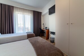 Minibar, in-room safe, desk, blackout curtains - Hotel Porto Mar (Matosinhos)