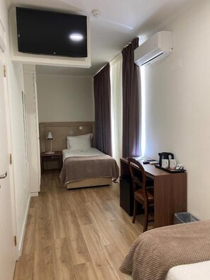 Minibar, in-room safe, desk, blackout curtains - Hotel Porto Mar (Matosinhos)