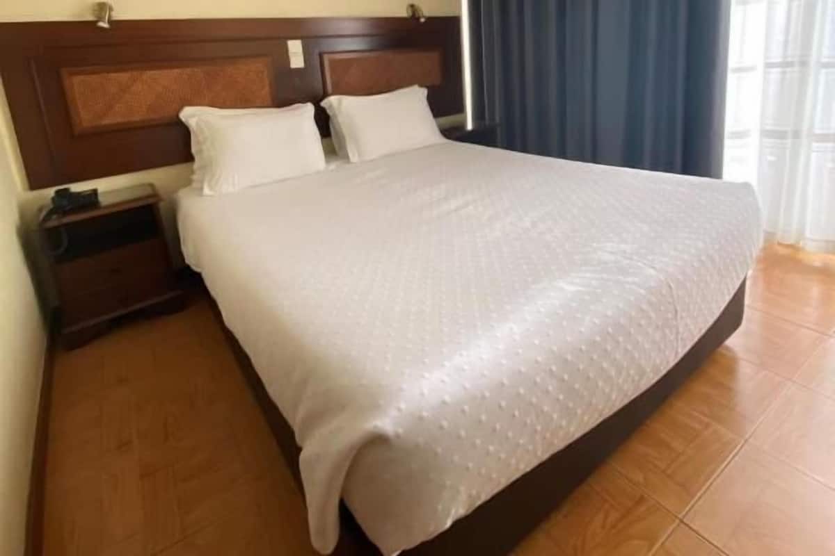 Economy Double Room | Bar mini, peti besi dalam bilik, meja, langsir/tirai gelap terus