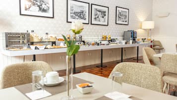 Desayuno buffet diario (EUR 7 por persona)