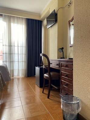 Minibar, in-room safe, desk, blackout curtains - Hotel Porto Mar (Matosinhos)