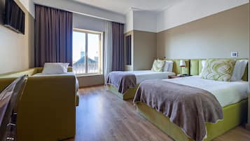 Quarto triplo standard | Frigobar, cofres nos quartos, escrivaninha, cortinas blackout