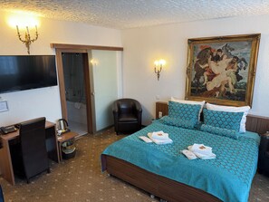 1 غرفة نوم وخزنة داخل الغرفة ومكتب وستائر تعتيم