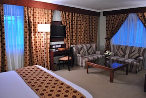 Suite Junior | 1 chambre, surmatelas, minibar, coffres-forts dans les chambres
