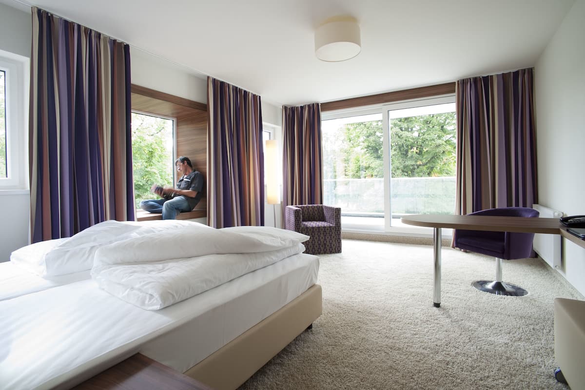 Ropa de cama de alta calidad, colchones con acolchado adicional, minibar