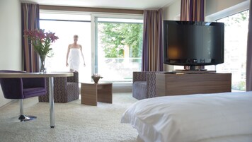 Quarto casal superior | Roupas de cama premium, camas com colchões pillow-top, frigobar