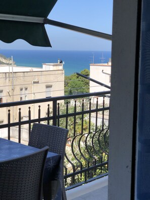 Apartamento clásico, varias camas, baño privado | Vistas del balcón