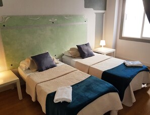 Basic-Doppel- oder -Zweibettzimmer | Individuell dekoriert, individuell eingerichtet, Schreibtisch
