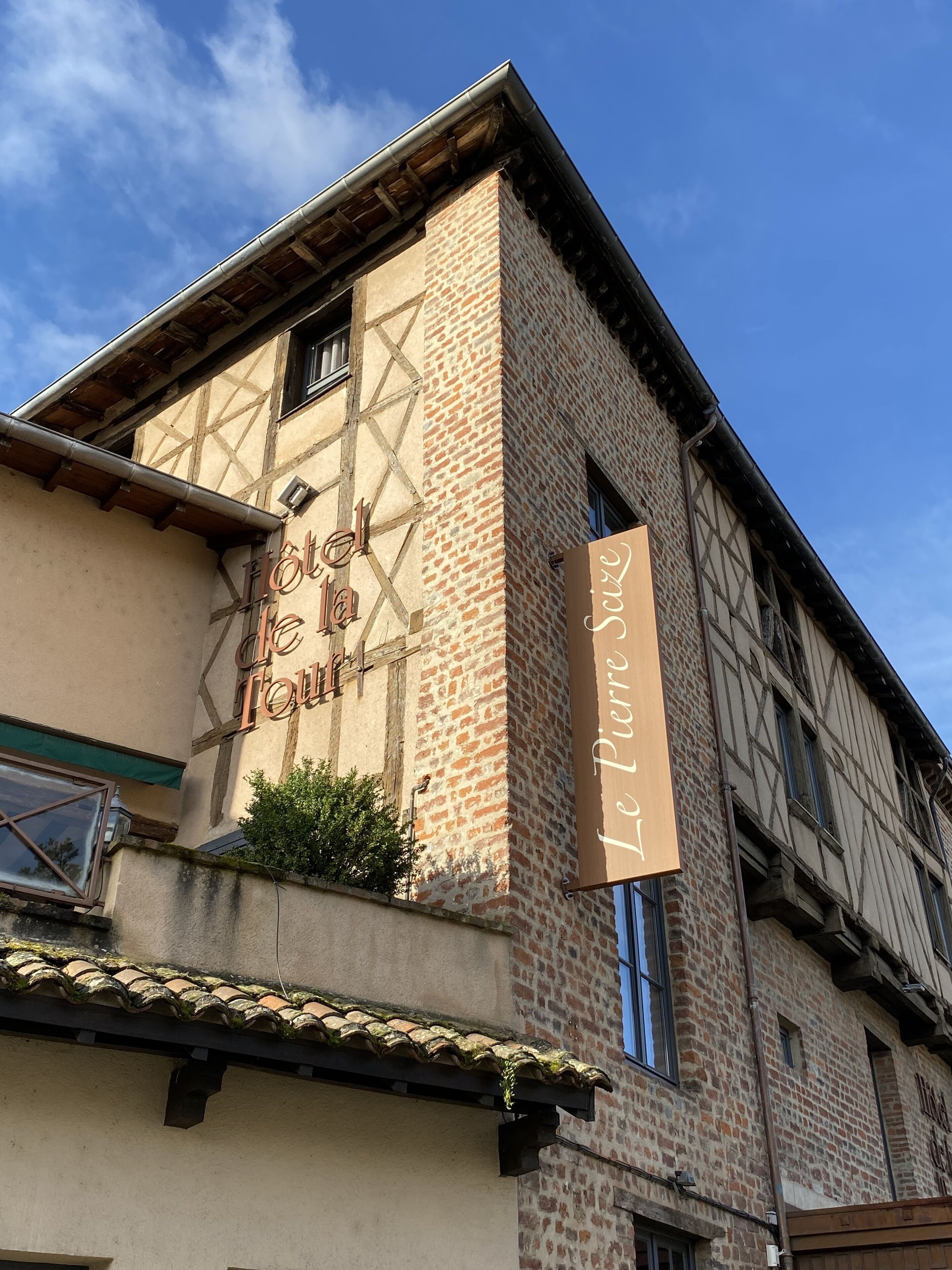 Un edificio con un cartello che riporta la scritta "Hotel de Pierre" in francese.