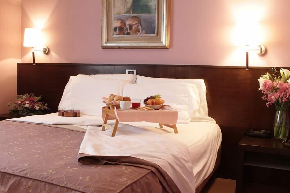 Frette Italian sheets, premium bedding, down duvets, Tempur-Pedic beds