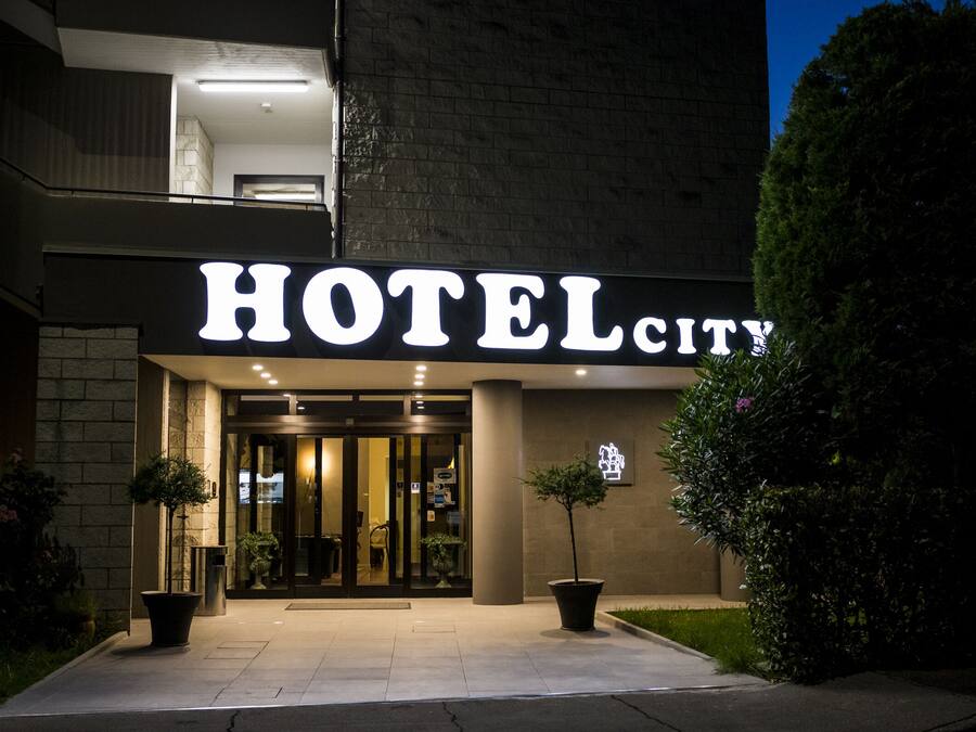 Fachada da propriedade à noite