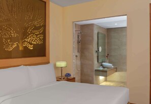 Bộ đồ giường cao cấp, minibar, két bảo mật tại phòng, bàn 