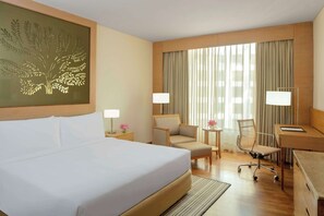 Premium bedding, minibar, in-room safe, desk - Radisson Blu Hotel New Delhi Dwarka (New Delhi)