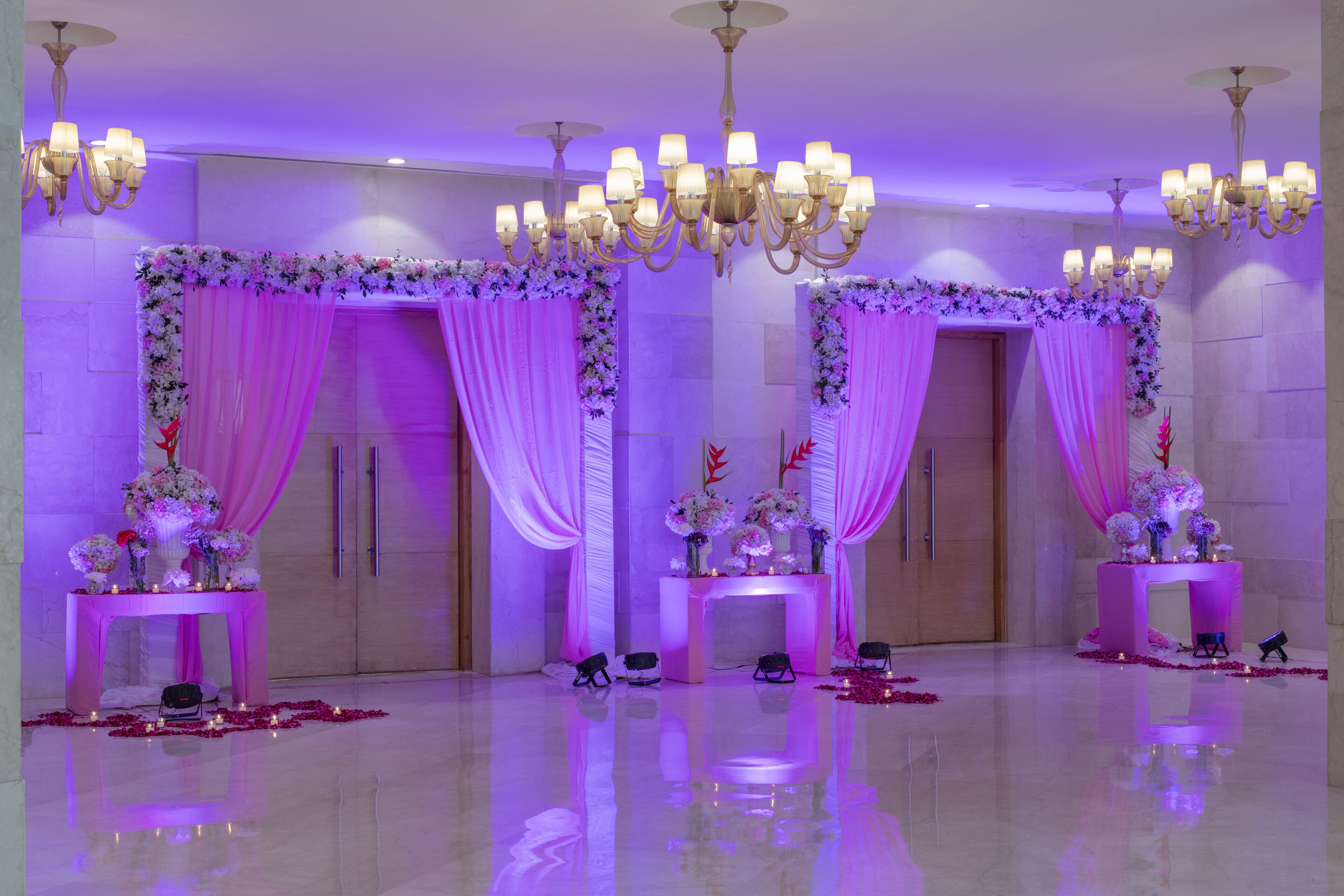 Una habitación lujosa con candelabros, decoraciones florales y un suelo pulido.