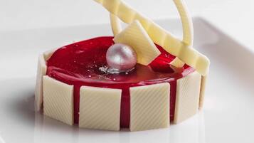 Een dessert op een wit bord met een handtekening.