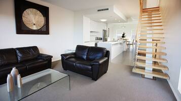 Executive Apartment, 3 Bedrooms, Kitchen, City View | Living area