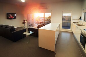 Appartement Deluxe, 1 chambre, balcon, en coin | Aire de séjour