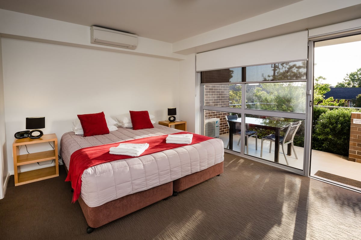 1 bedroom, premium bedding, pillow-top beds, blackout curtains