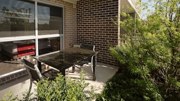 Standard Studio, 1 King Bed, Kitchenette, Ground Floor | Terrace/patio